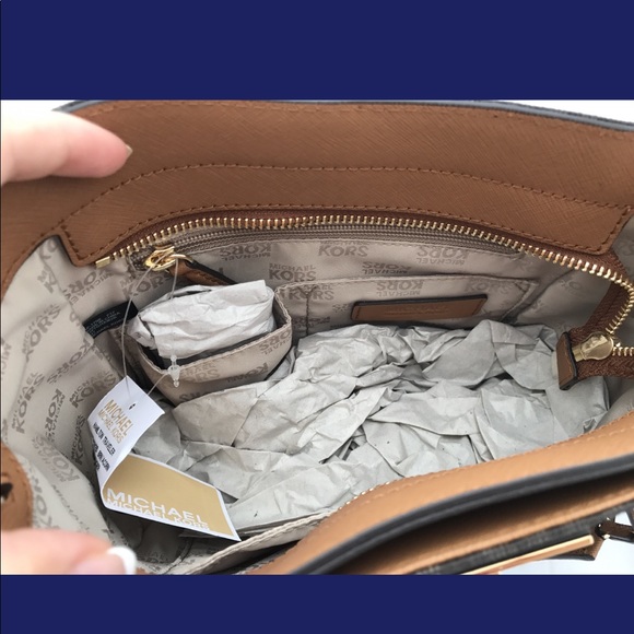 Gaby’sBags👜💕- NWT Michael Kors Small Crossbody - Picture 6 of 8